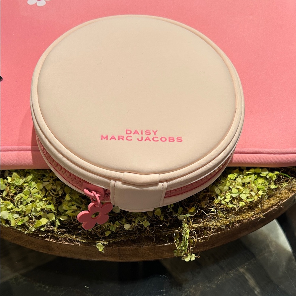 Marc Jacobs Cream and Pink Laptop Case & Round Pouch Set - Picture 5 of 6